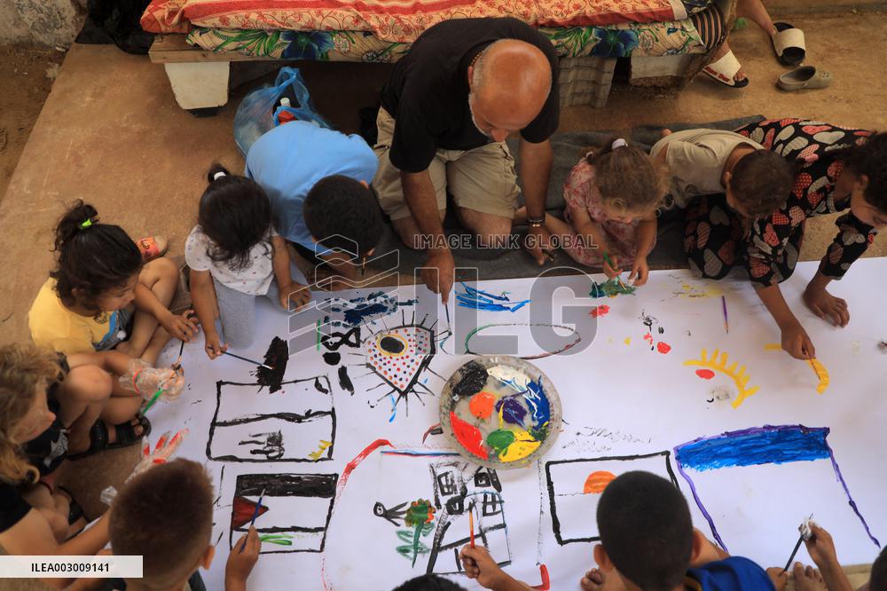 Palestinian Artist Entertains Chidren - Gaza