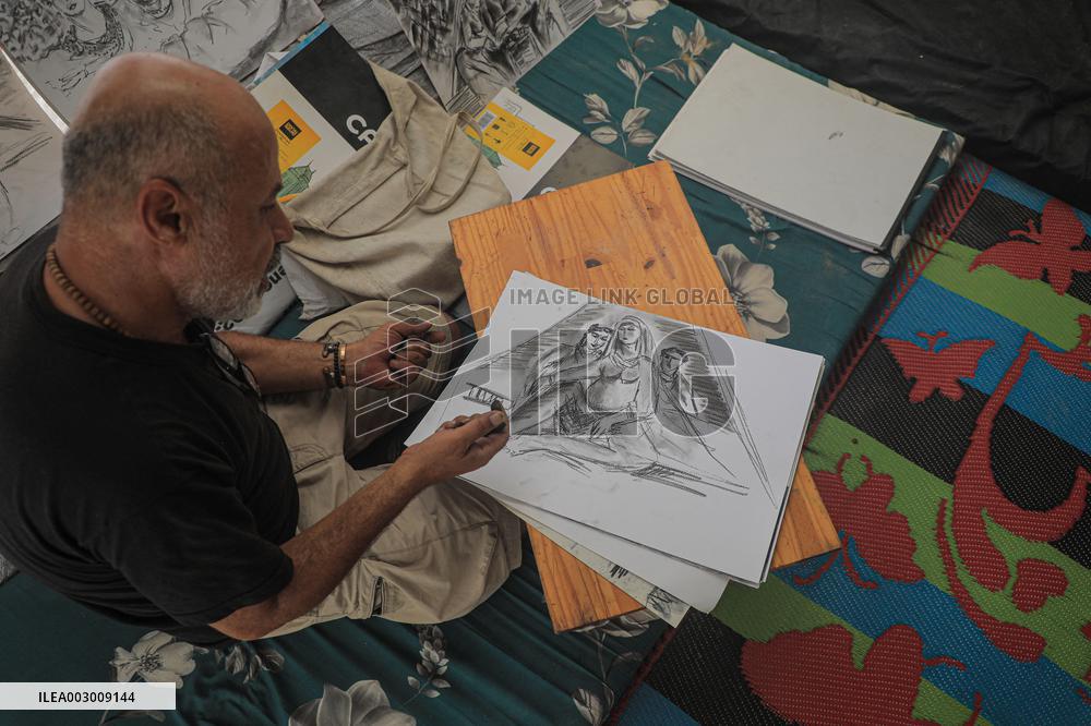 Palestinian Artist Entertains Chidren - Gaza
