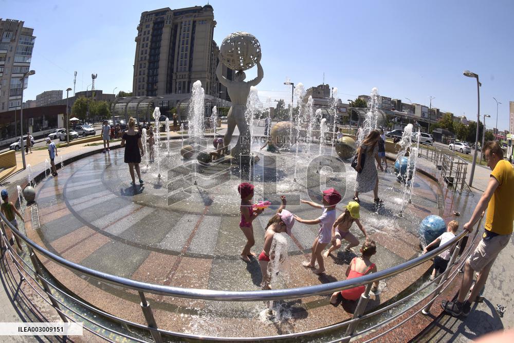 Bathing in Vinnytsia fountain on hot summer day