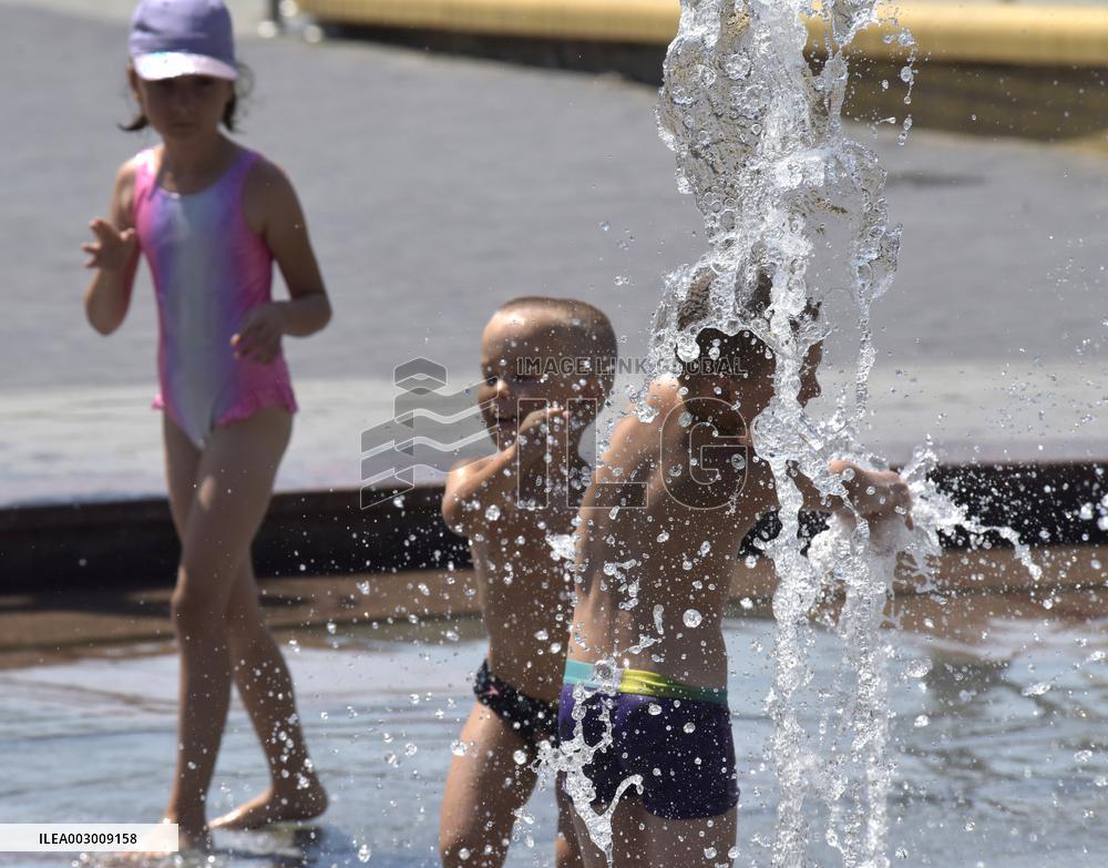 Bathing in Vinnytsia fountain on hot summer day