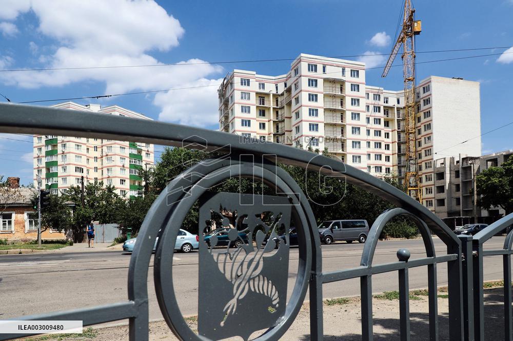 Building apartment blocks in Kharkiv