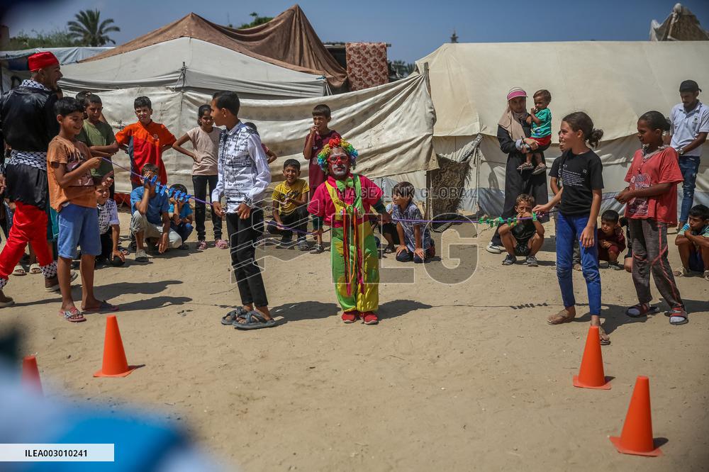 Clowns Entertain Children - Gaza