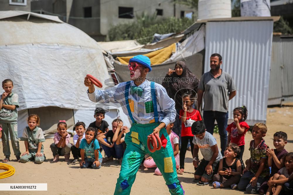 Clowns Entertain Children - Gaza