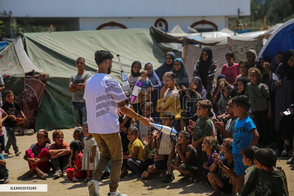 Clowns Entertain Children - Gaza