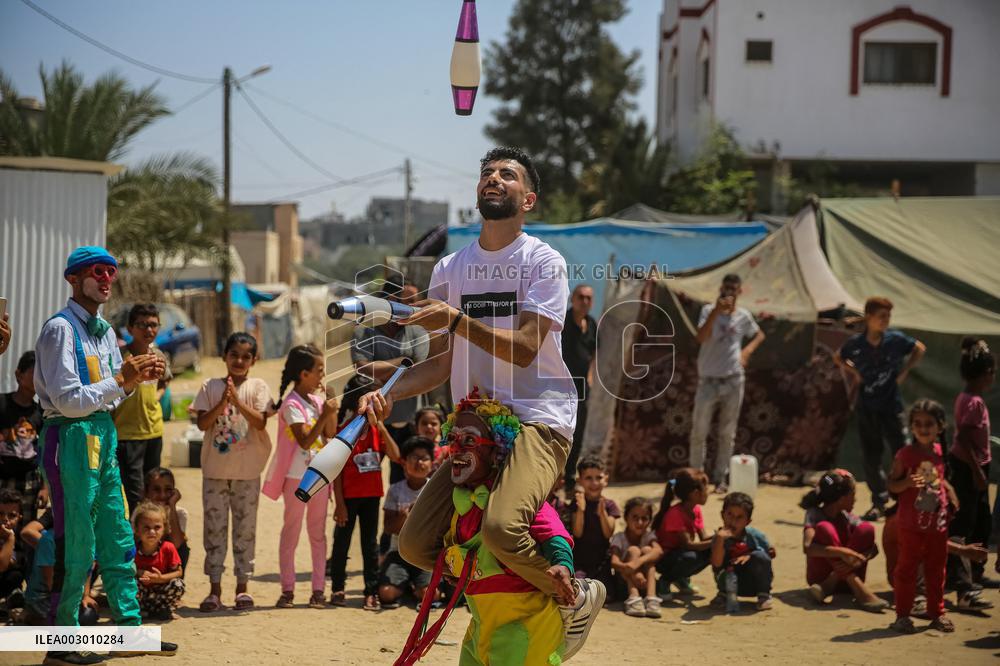 Clowns Entertain Children - Gaza