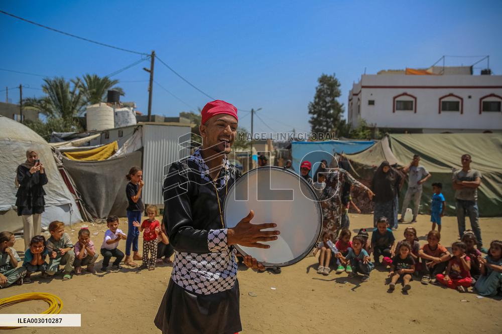 Clowns Entertain Children - Gaza