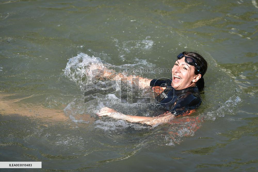 Paris 2024 - Mayor Anne Hidalgo Swims In The Seine River - Paris