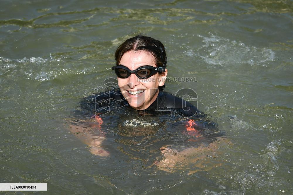 Paris 2024 - Mayor Anne Hidalgo Swims In The Seine River - Paris