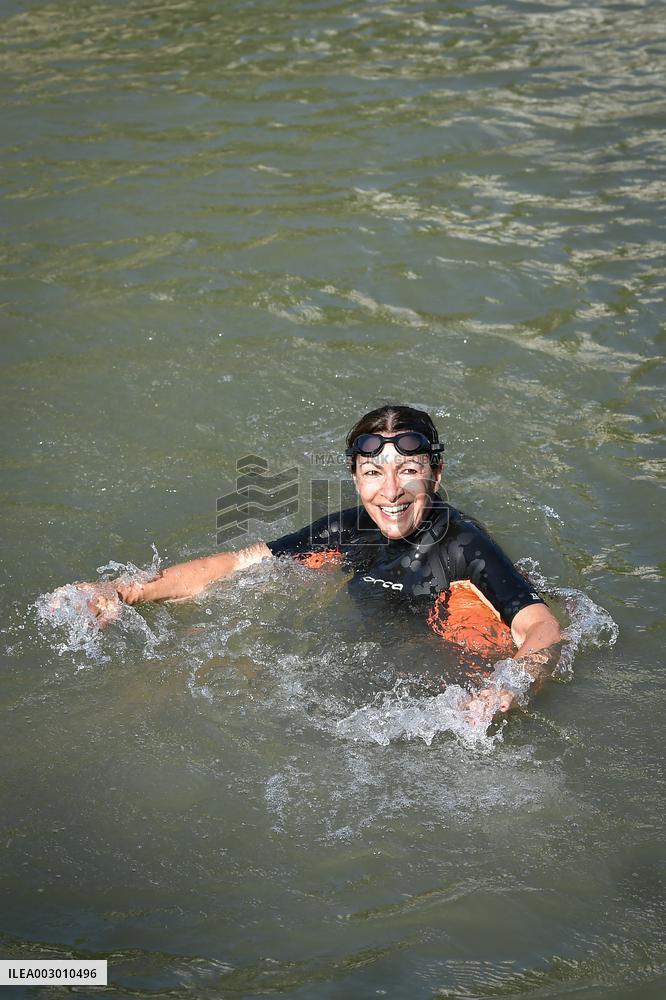 Paris 2024 - Mayor Anne Hidalgo Swims In The Seine River - Paris