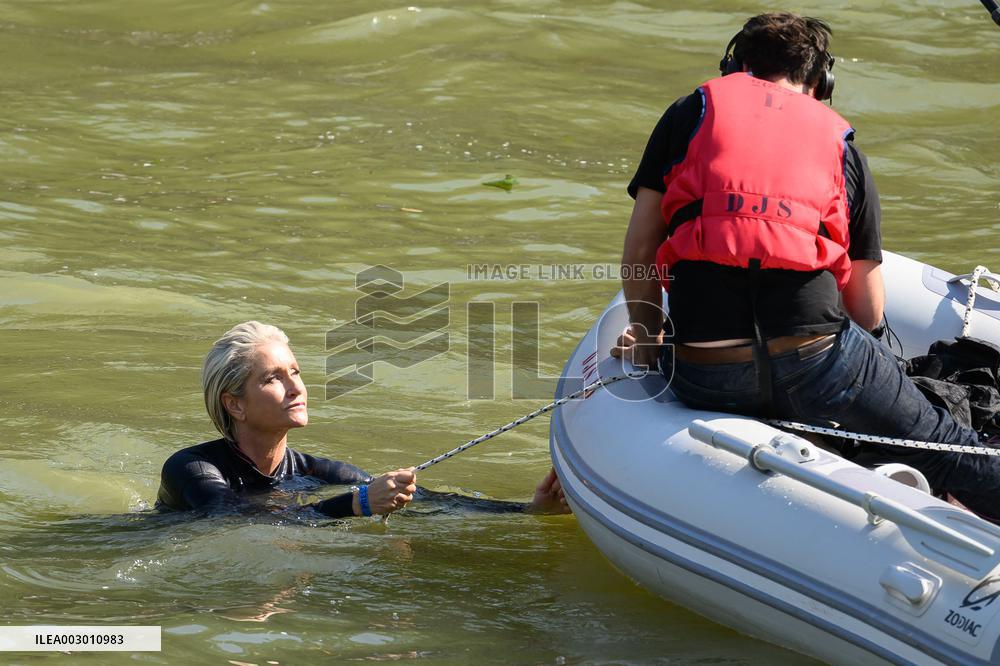 Paris 2024 - CNN Journalist Mellissa Bell Swims In The Seine River - Paris