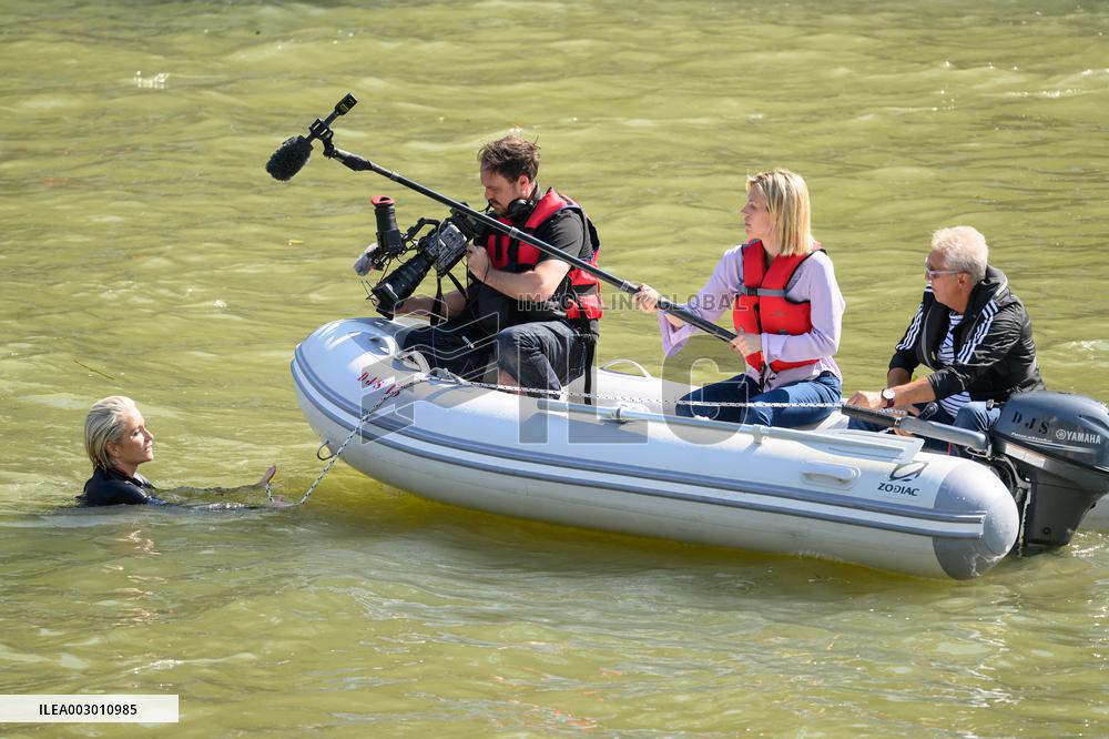 Paris 2024 - CNN Journalist Mellissa Bell Swims In The Seine River - Paris