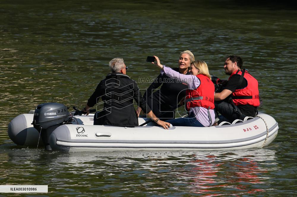 Paris 2024 - CNN Journalist Mellissa Bell Swims In The Seine River - Paris