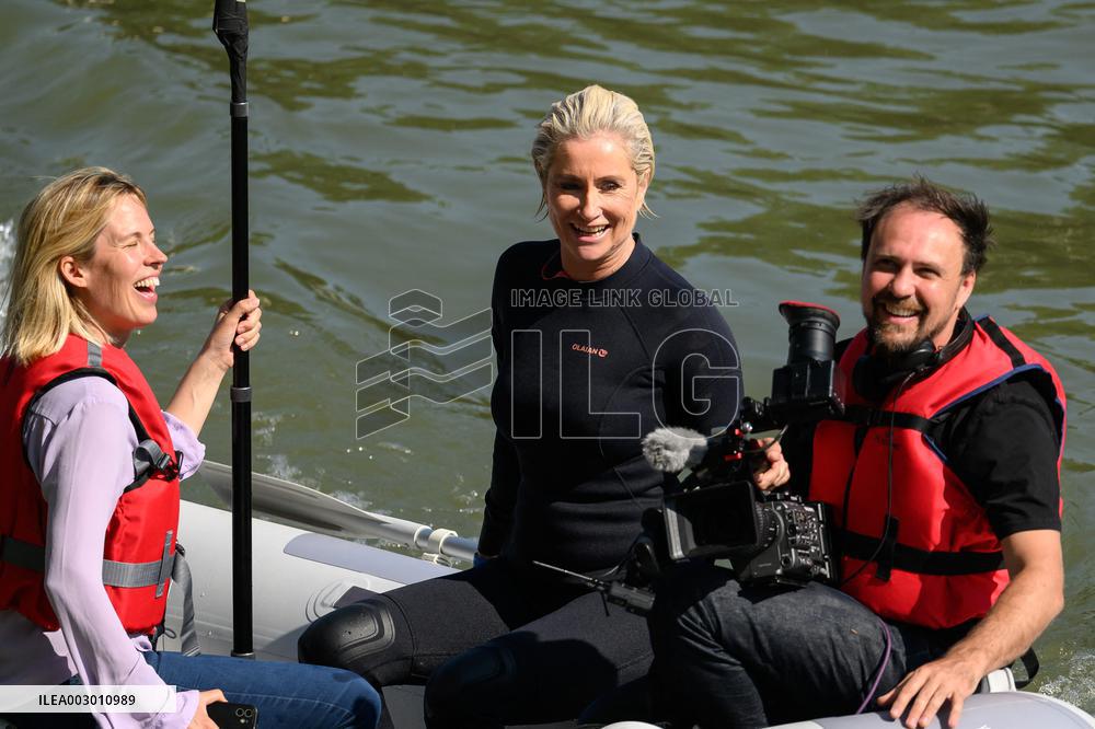 Paris 2024 - CNN Journalist Mellissa Bell Swims In The Seine River - Paris