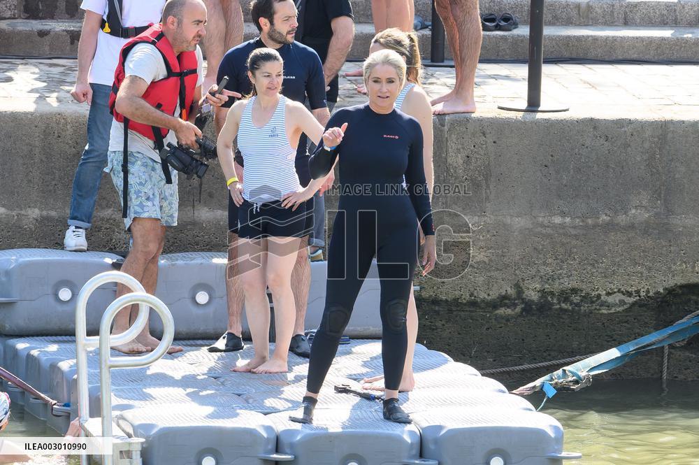 Paris 2024 - CNN Journalist Mellissa Bell Swims In The Seine River - Paris