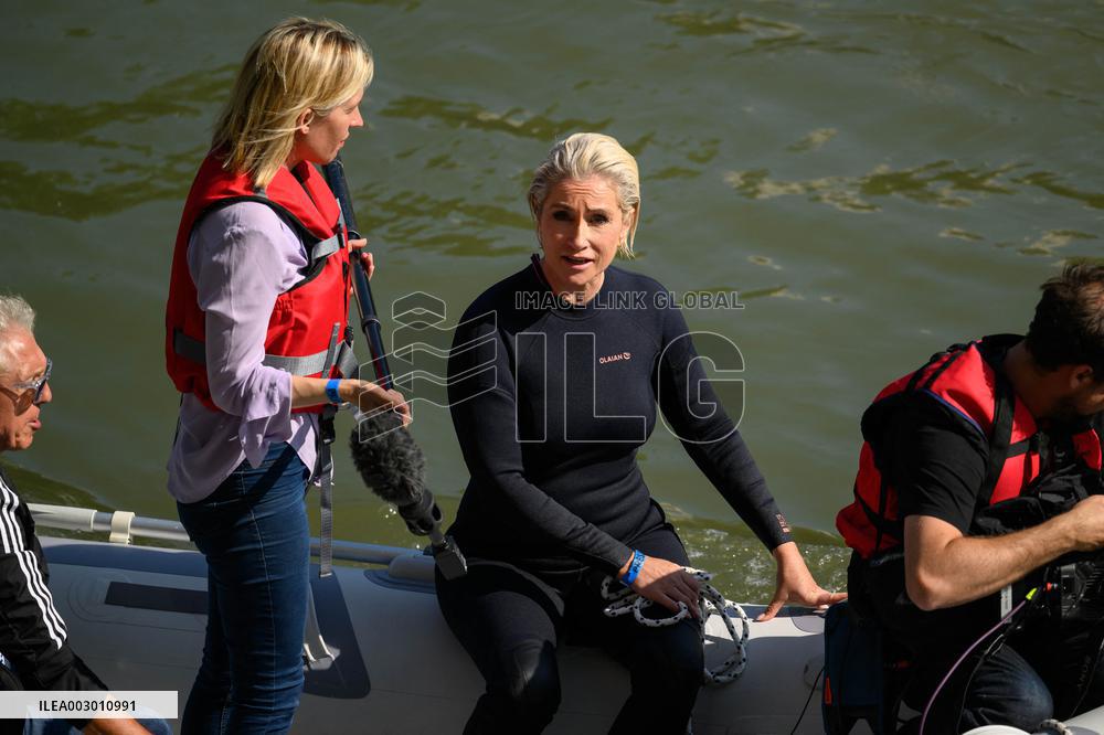 Paris 2024 - CNN Journalist Mellissa Bell Swims In The Seine River - Paris