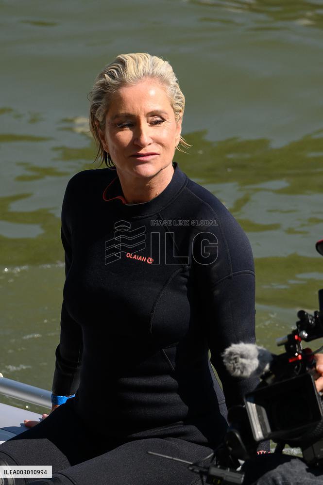 Paris 2024 - CNN Journalist Mellissa Bell Swims In The Seine River - Paris