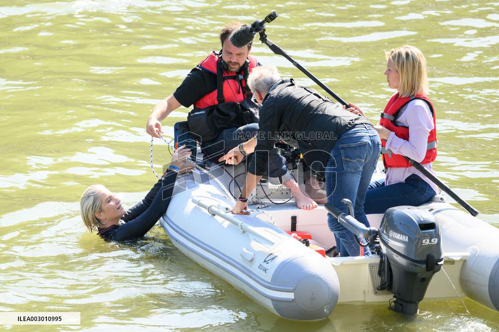 Paris 2024 - CNN Journalist Mellissa Bell Swims In The Seine River - Paris