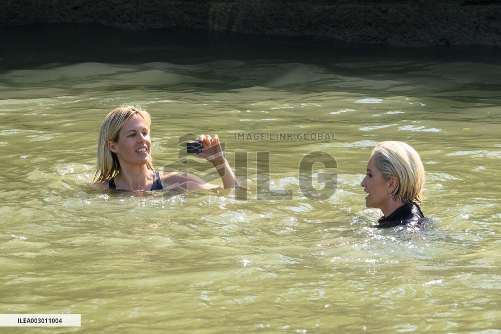 Paris 2024 - CNN Journalist Mellissa Bell Swims In The Seine River - Paris