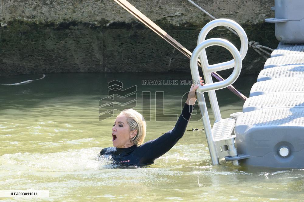 Paris 2024 - CNN Journalist Mellissa Bell Swims In The Seine River - Paris