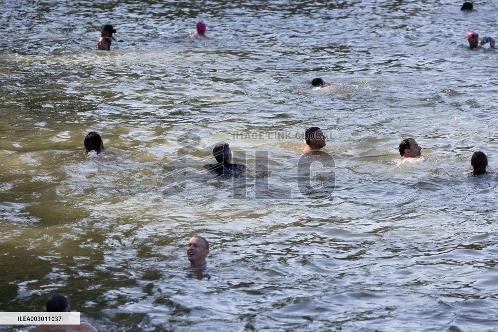 People Swimming In The Seine River - Paris