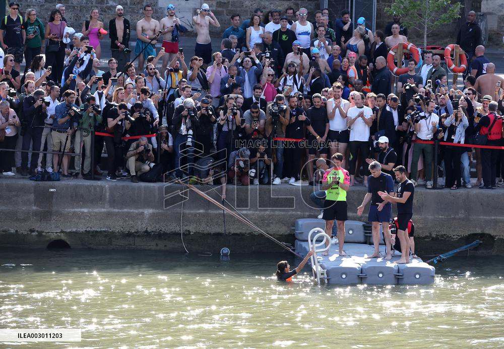 (SP)FRANCE-PARIS-SEINE RIVER-MAYOR-SWIMMING