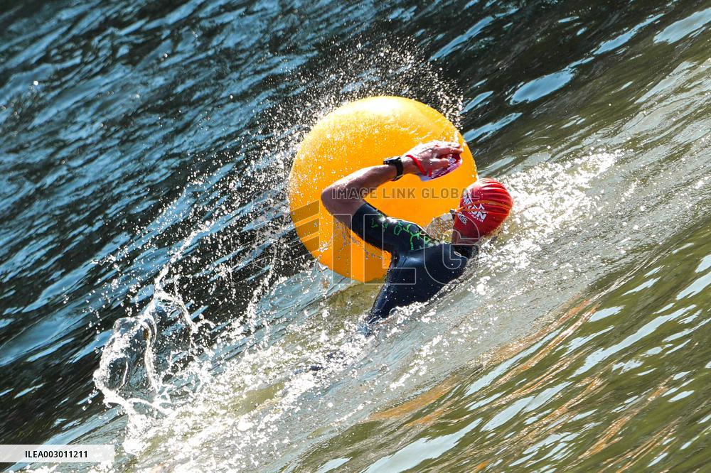 (SP)FRANCE-PARIS-SEINE RIVER-MAYOR-SWIMMING