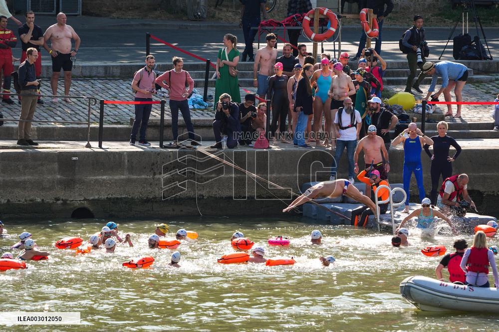 Paris 2024 - Parisians Swim In The Seine River - Paris
