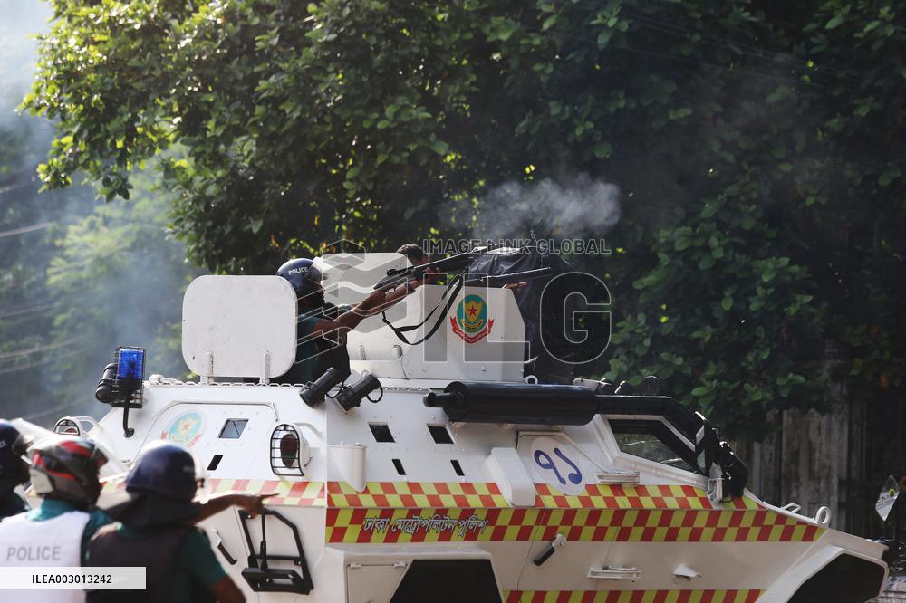 Police Shoot Tear Gas At Student Protesters - Dhaka