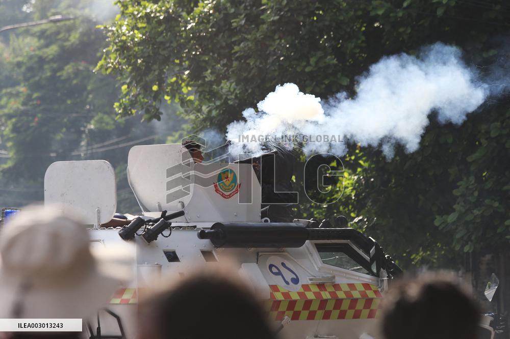 Police Shoot Tear Gas At Student Protesters - Dhaka