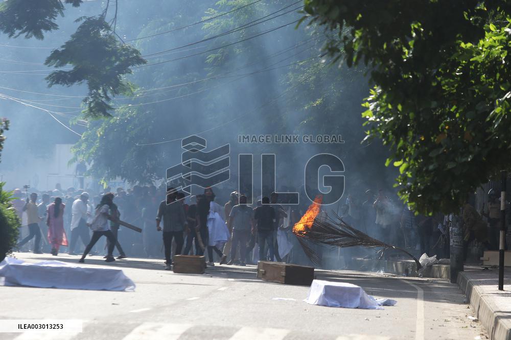 Police Shoot Tear Gas At Student Protesters - Dhaka