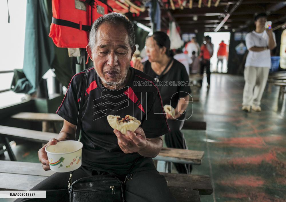 ChineseToday | Captain and his ferry of hopes in SW China