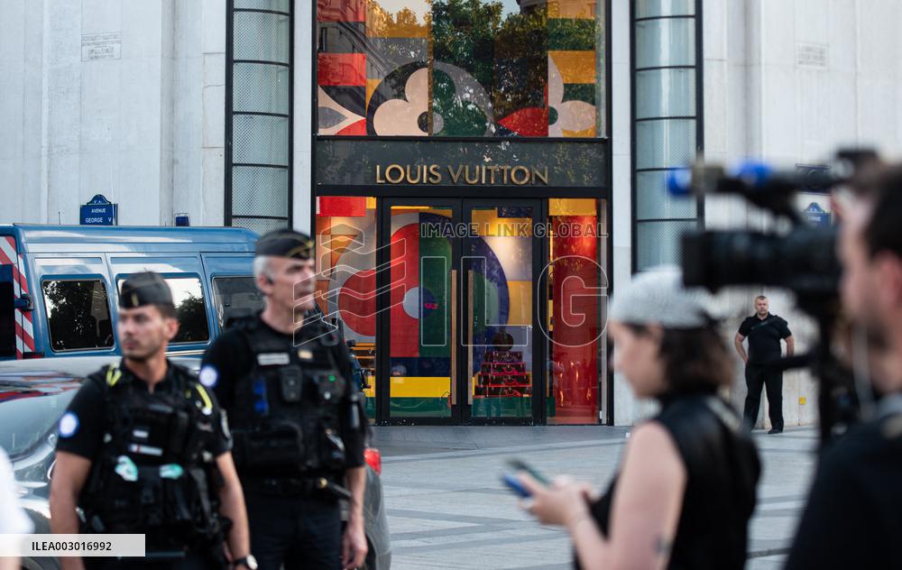 Police Officer Injured In Knife Attack - Paris