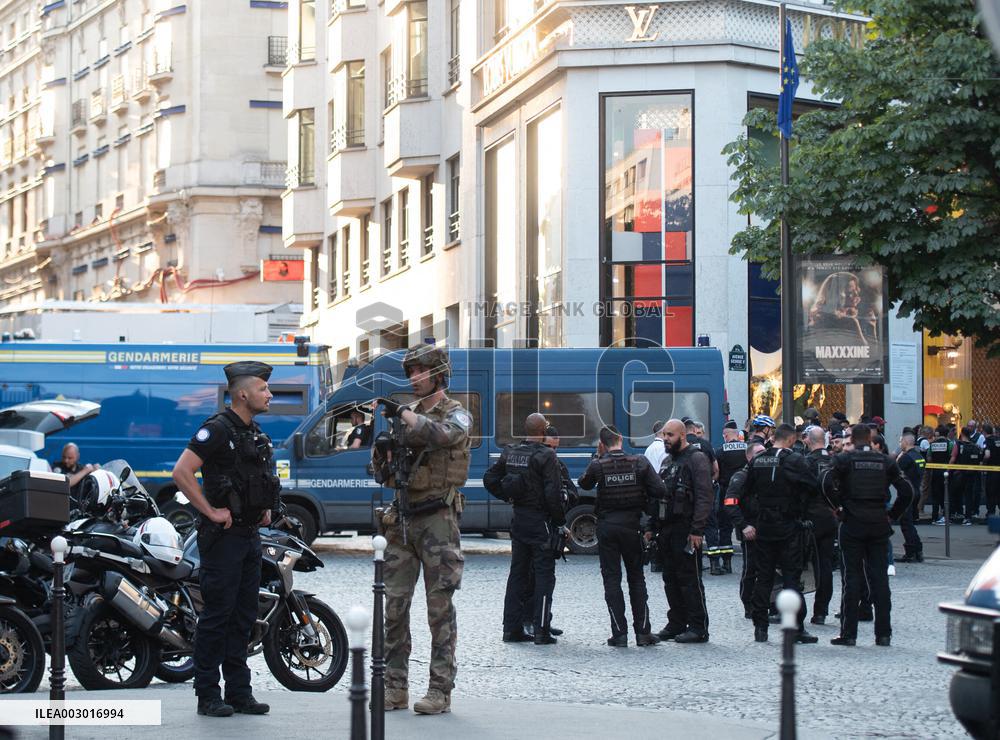 Police Officer Injured In Knife Attack - Paris