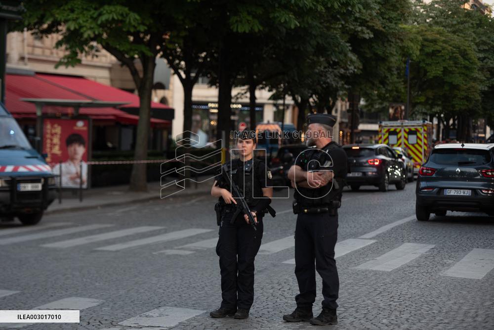 Police Officer Injured In Knife Attack - Paris