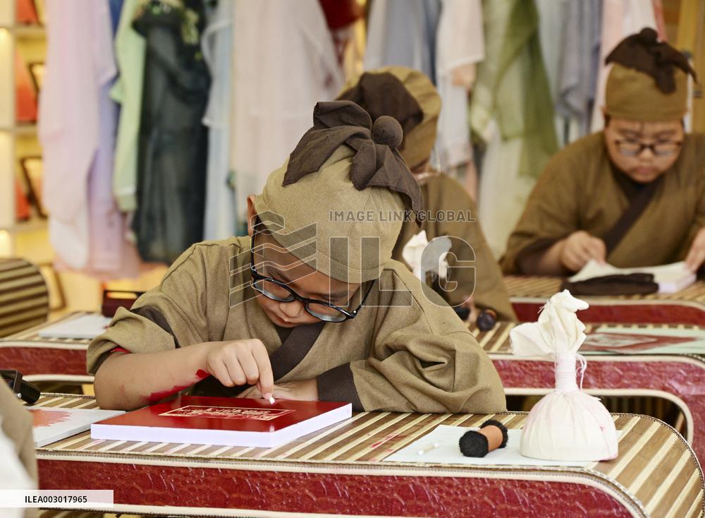 Children Experience Traditional Rubbing Techniques - China
