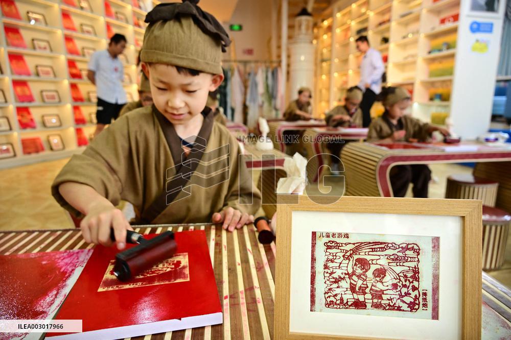 Children Experience Traditional Rubbing Techniques - China