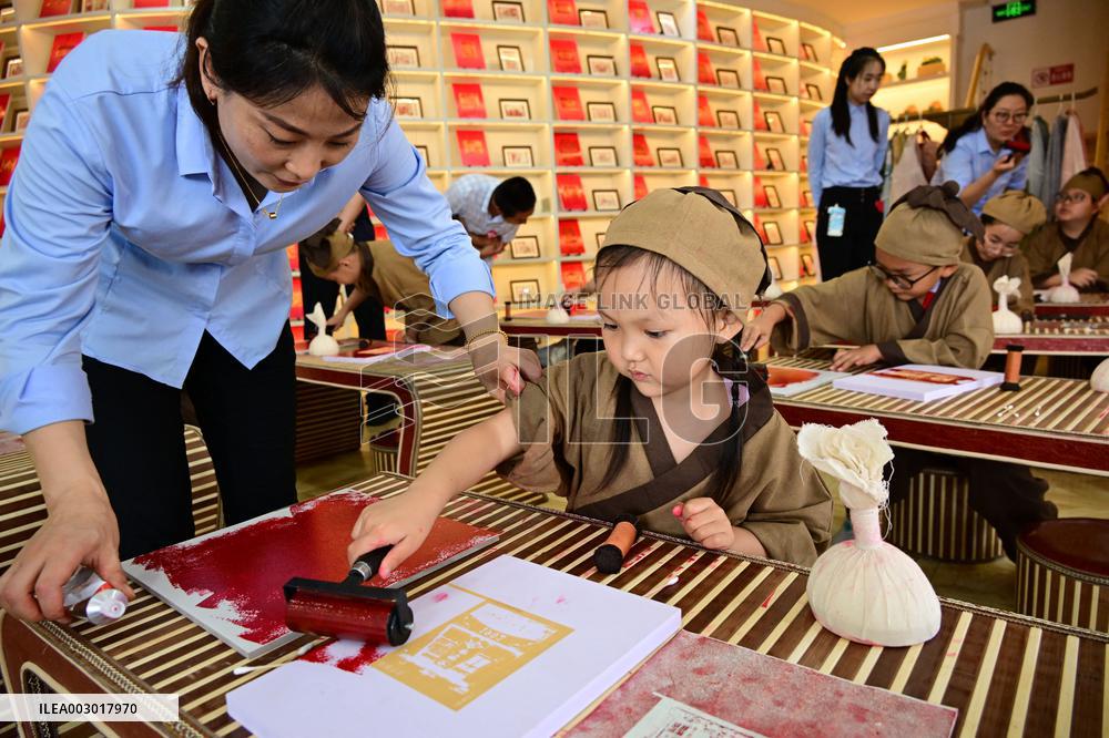 Children Experience Traditional Rubbing Techniques - China