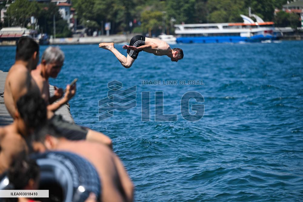 T?RKIYE-ISTANBUL-HEAT