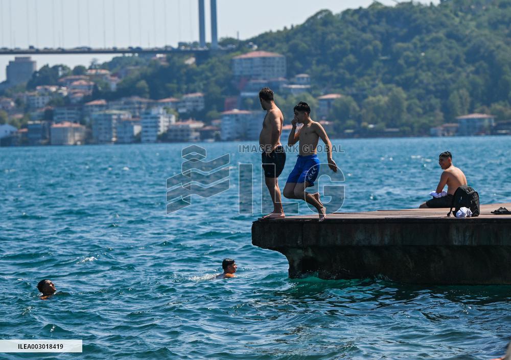 T?RKIYE-ISTANBUL-HEAT