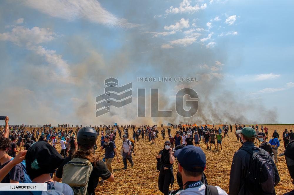 Rally against the construction of mega bassine - Migne Auxances