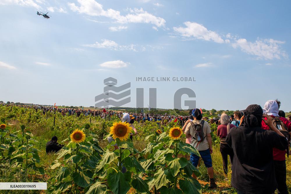 Rally against the construction of mega bassine - Migne Auxances