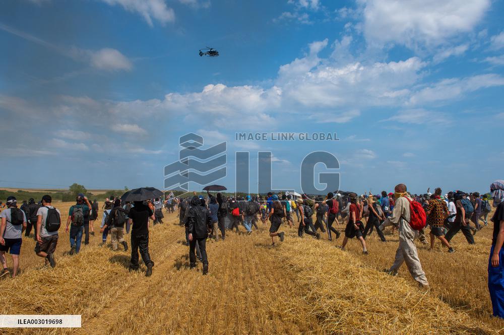 Rally against the construction of mega bassine - Migne Auxances