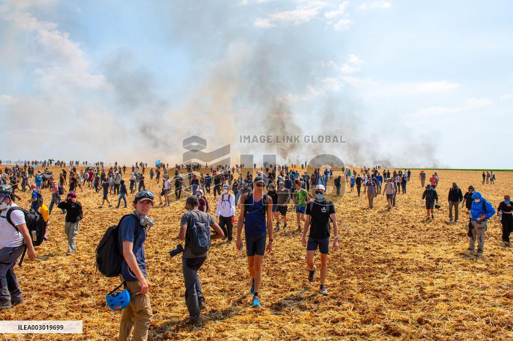 Rally against the construction of mega bassine - Migne Auxances