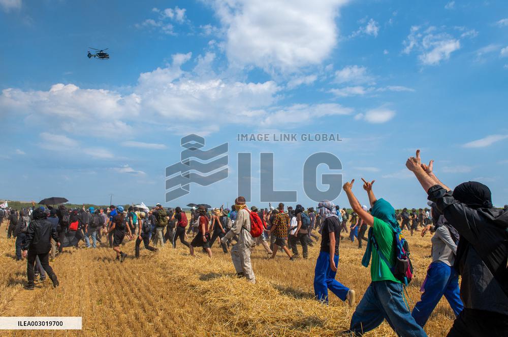 Rally against the construction of mega bassine - Migne Auxances