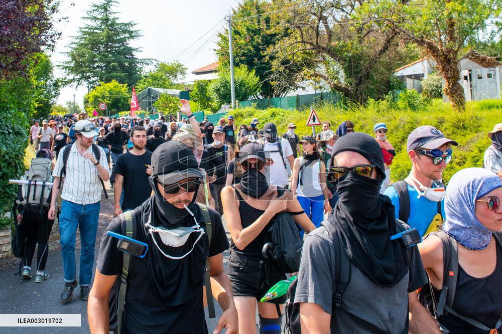 Rally against the construction of mega bassine - Migne Auxances