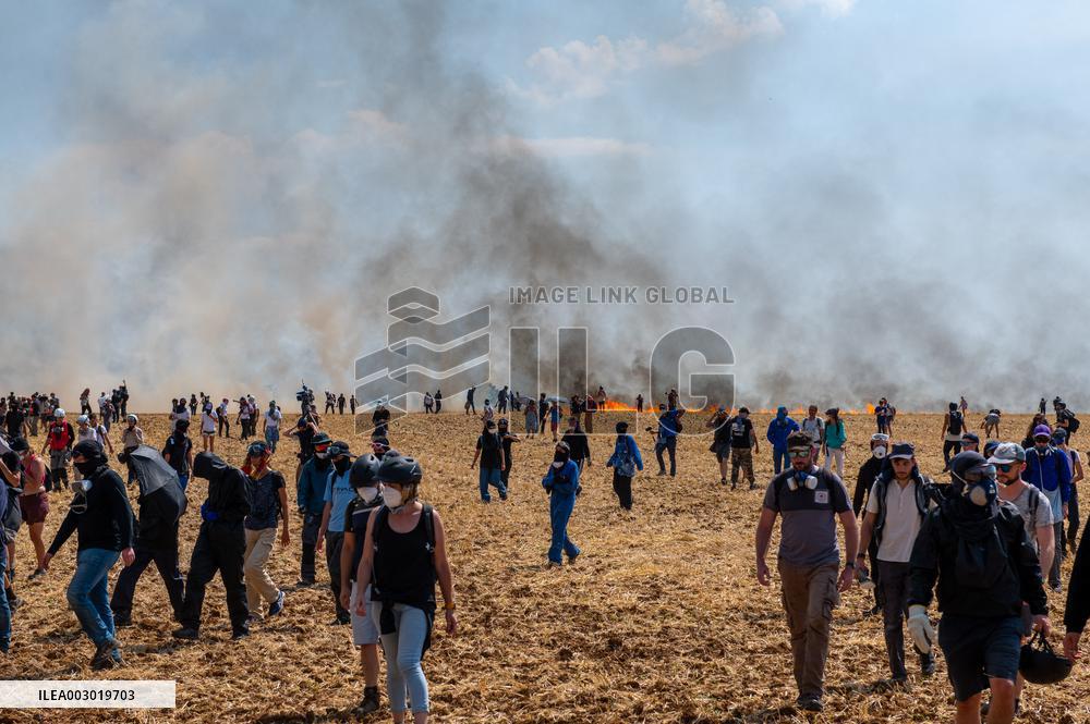 Rally against the construction of mega bassine - Migne Auxances