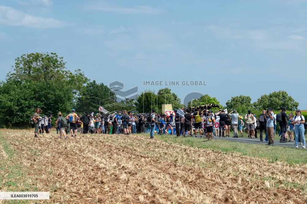 Rally against the construction of mega bassine - Migne Auxances