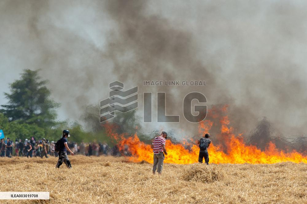 Rally against the construction of mega bassine - Migne Auxances