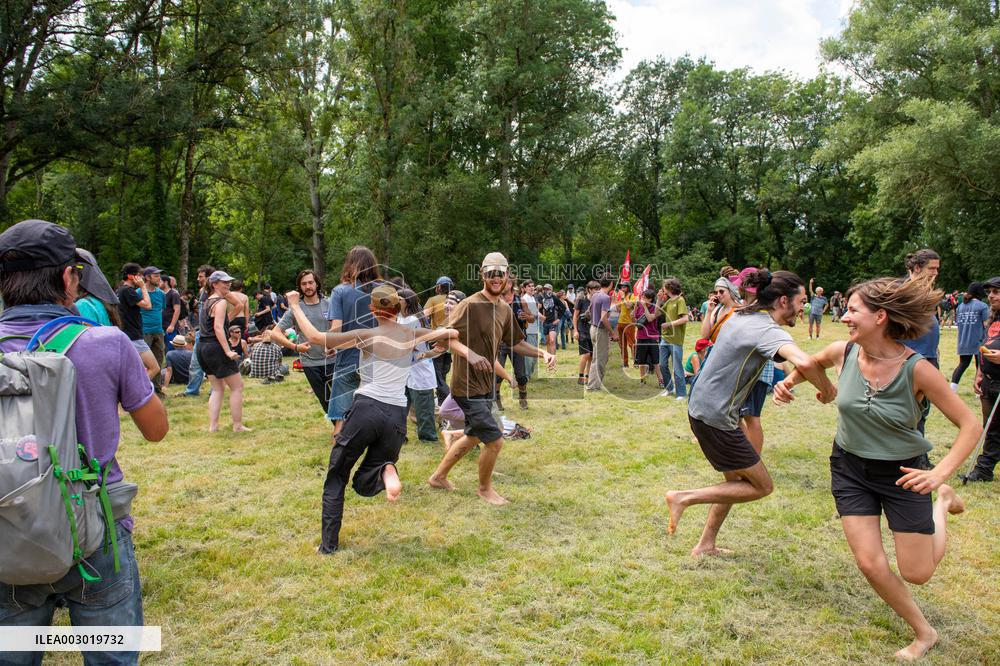 Rally against the construction of mega bassine - Migne Auxances