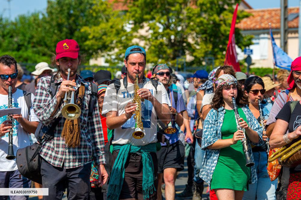 Rally against the construction of mega bassine - Migne Auxances